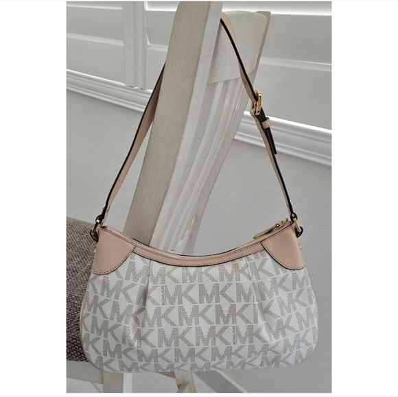 Michael Kors Cream Leather Shoulder Bag with Gold Hardware - Picture 4 of 16